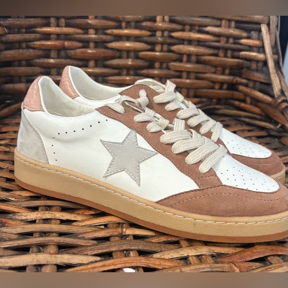Mi,iM White and Taupe Star Sneakers in size 7.5 . New still in box - Picture 5 of 13